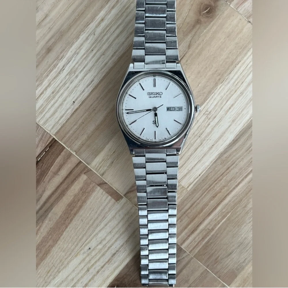 Seiko SQ Vintage Men's Watch Stainless Dial and Bracelet Day Date Windows
